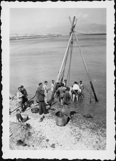 PHOTO REPORT : VIEW OF WORKERS DURING THE INSTALLATION WORKS OF THE SUBMARINE CABLE