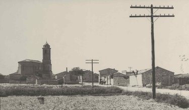 Línea Barcelona - Zaragoza en Candasnos (Huesca). Dos aspectos de la línea al cruzar el pueblo de Candasnos.