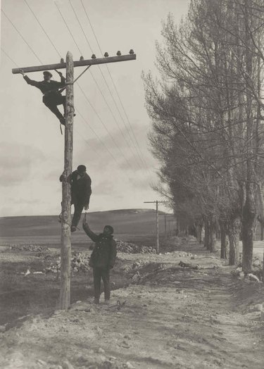 Cuenca-Albacete line. Cuenca. Laying the new line at km 5 of the road to Albacete.