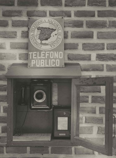 Pre-paid station installed in "Viena Park" (Retiro), which, being in the open air, is enclosed in a glass case.