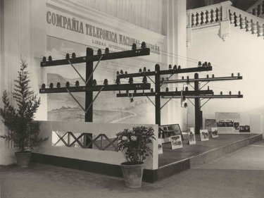 Stand de la Telefónica con una línea interurbana preparada para la aplicación de los últimos adelantos en corrientes portadoras de alta frecuencia. Sala de Telefonía. Feria de muestras en Barcelona.