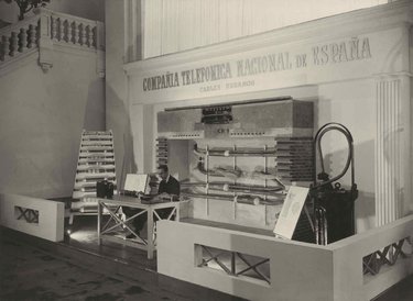 The Telefónica Company's stand dedicated to urban cables with the inside of a manhole and a splicer at work in the foreground.