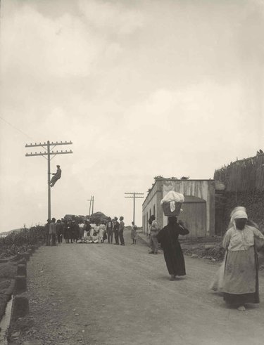 Intercity line from Agaete to Las Palmas. Island of Gran Canaria. The new line at its entrance to the village of Bañaderos (between the two posts of the new line, one of the old line and the other of Telegraphs can be distinguished).