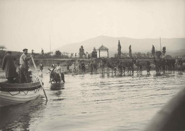 Llegada a la plaza de Algeciras de la barca que conduce el cabo para el tiro del cable.
Playa del Saladilllo