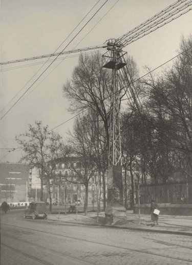 Madrid. Postes y tendido primitivos. Calle Alfonso XII esquina a la Puerta de Alcalá.