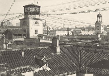 El templete de la Puerta del Sol con los viejos cables aéreos que la Telefónica sustituyó por los cables subterráneos actuales al implantar el servicio automático.