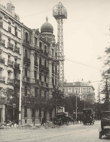 Torre situada al comienzo de la calle de Almagro en la Glorieta de Santa Bárbara. Hecha desde dicha calle.