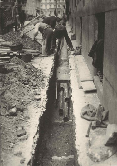 Enclosing the underground duck in concrete before closing. Nicolás María Rivero Street.