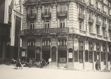 Canalisation work on the corner of Carrera de San Jerónimo and Nicolás María Rivero.