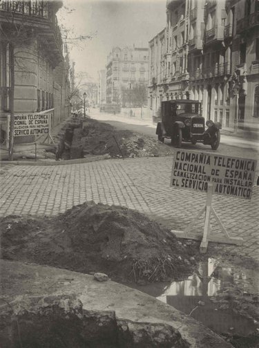 Madrid. Canalización de cables de la calle de Hermosilla para el servicio automático en Núñez de Balboa.