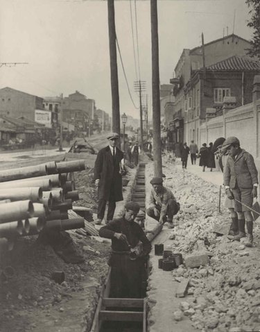 In Bravo Murillo street. Operation of impregnating the ends of the pipes with a special paste before fitting the sleeves.