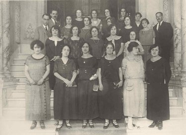 Señoritas telefonistas asistentes a la escuela de tráfico.