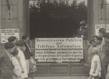 Santander. The public in front of the Interurbana shop window, where automatic telephones are displayed.