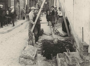 Barcelona. Canalización subterránea. Calle de San Pablo. Vista de la calle con una cala abierta. La fotografía hecha a las nueve de la mañana nos da idea del tránsito que es considerable de carruajes y peatones. Por la situación de esta calle dentro de la