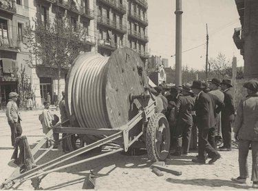 Barcelona. Tendiendo un cable subterráneo.