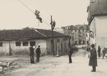 Santander. Tendido de cable aéreo.