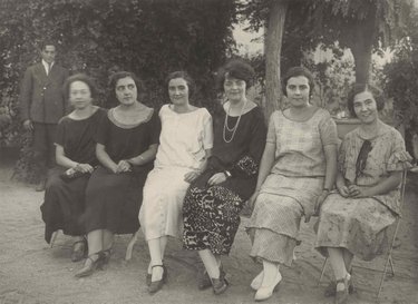 Señoritas empleadas de la Compañía festejando la concesión en San Fernando del Jarama.