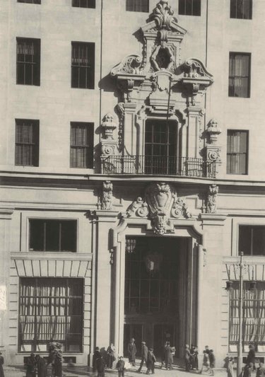 Puerta principal del edificio central Pi y Margall, 2. Central de Gran Vía.