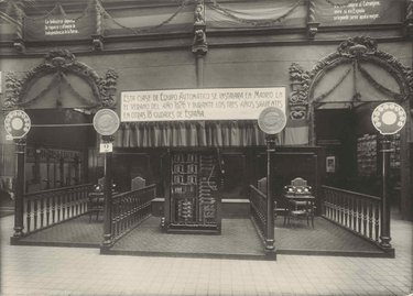 Equipos para el servicio automático que se instalará en Madrid en el verano de 1926 y que ese mismo año fueron expuestos en la exposición industrial que se celebró en el Palacio Minería del Buen Retiro madrileño, bajo el lema "La industria impulsa la riqu