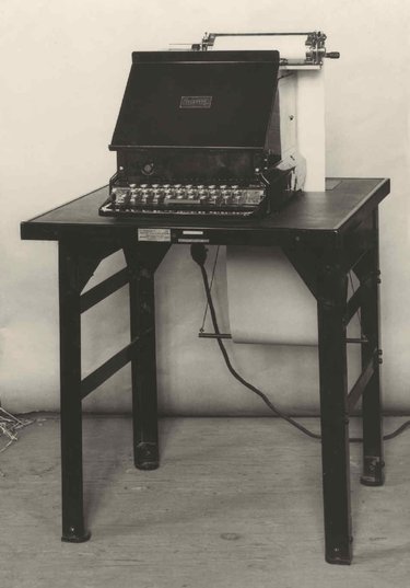 Morkrum apparatus for transmitting telephonemes. Set of the apparatus with its table.