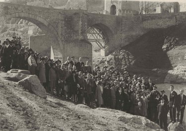 Excursion to Toledo organised by the Association. Alcántara Bridge.