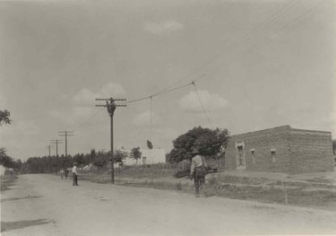 Operation of laying 10 wires simultaneously on the line from Montevideo to Colonia by means of a special apparatus.