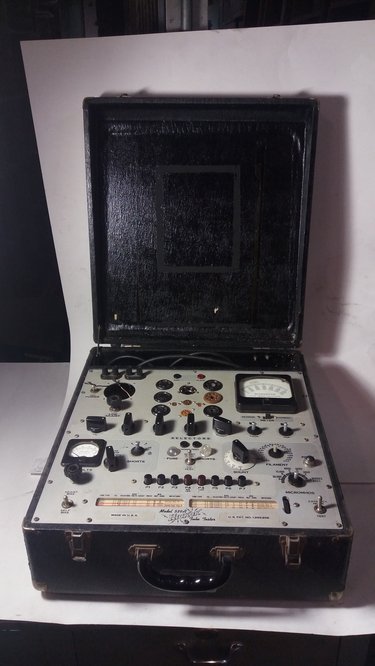 This model is designed for use by technicians, engineers and anyone who needs to test valves. It allows to measure transconductance and has sockets up to 9 minipin, without compactron from 9 to 12 pins, it has a selected switch from 9 to 12 pins....