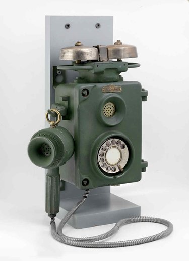 EXPLOSION-PROOF DEVICE WITH CENTRAL BATTERY AND EXTERIOR CHIME. THIS TYPE OF APPARATUS WAS SPECIALLY DESIGNED TO WITHSTAND THE HARSHEST ATMOSPHERIC CONDITIONS