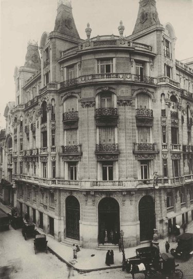 Madrid. First office of the Company in Plaza de las Cortes.