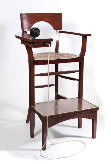 This chair was used by the female guards in the switchboards. Its height allowed control of the operators' stations. It has a double jack for communication.