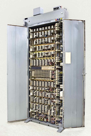 Equipo de conmutación del sistema denominado de Barras Cruzadas. En 1969 comenzaron a instalarse los primeros equipos rurales de conmutación PC-32.