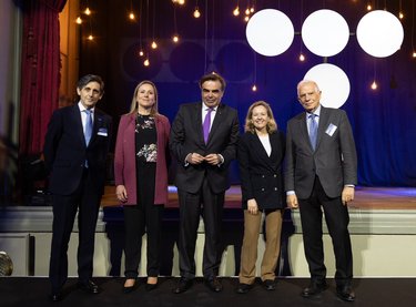 TELEFÓNICA CELEBRA SU CUMPLEAÑOS CON LA UNIÓN EUROPEA. EL PRESIDENTE JOSE MARÍA ÁLVAREZ-PALLETE JUNTO A LA CICLISTA Y MEDALLISTA OLÍMPICA, ANNEMIEK VAN VLEUTEN, NADIA CALVIÑO, JOSEP BORRELL Y MARGARITIS SCHINAS