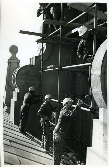 INSTALLATION OF THE CLOCK IN THE GRAN VÍA TOWER