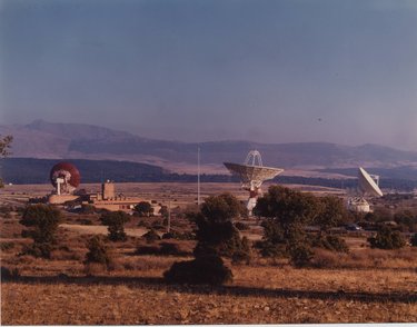 GRACIAS A LOS SATÉLITES DE BUITRAGO (MADRID) Y AGÜIMES (LAS PALMAS) TELEVISIÓN ESPAÑOLA PUEDE TRANSMITIR TRES PROGRAMAS DIARIOS A CANARIAS Y DISTINTOS PROGRAMAS DE NOTICIAS A LATINOAMÉRICA