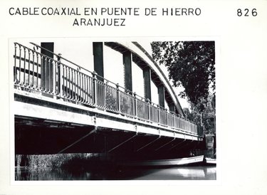 CABLE COAXIAL : CABLE COAXIAL EN PUENTE DE HIERRO EN ARANJUEZ, MADRID