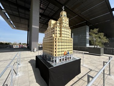 TELEFÓNICA RECEIVES ITS FIRST CENTENARY GIFT: A LEGO CONSTRUCTION OF ITS EMBLEMATIC HEADQUARTERS AT GRAN VÍA 28, BUILT TO SCALE 1:50 AND REPRODUCED IN DETAIL.