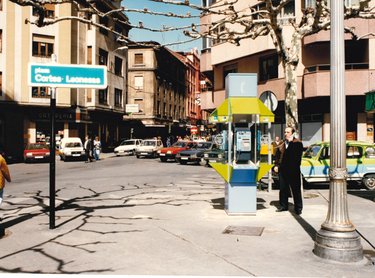 OF THE 45,000 PUBLIC BOOTHS DISTRIBUTED THROUGHOUT SPAIN, MORE THAN 32,000 ARE MODULE PHONES THAT ALLOW PAYMENT WITH CURRENCY OR WITH PREPAID CARD