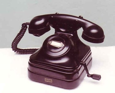Table-top telephone, model 5525-B, made of black bakelite, magneto call and local battery. The microphone was powered by two 1.5 V batteries.