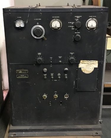 Es un transmisor de frecuencia de radio de media potencia que fue utilizado por el ejército estadounidense durante la Segunda Guerra Mundial. Era el encargado de transmitir señales de amplitud modulada o de onda continua a través de una gama de más de 100 millas. El rango de frecuencias del transmisor es de 2 a 11 megaciclos. Este rango de frecuencias está cubierto por medio de ocho unidades de sintonización, siete unidades de la bobina de conexión, y un condensador de conexión de vacío

También se podía utilizar para transmitir señales de radioteletipo en una frecuencia de muestreo
