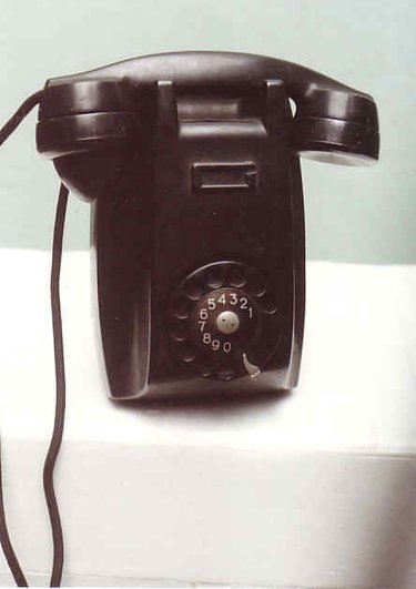 Automatic central battery operated telephone set, with internal buzzer. Wall model made of black bakelite.