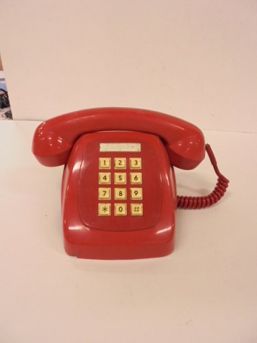 Teléfono Heraldo de teclado, decádico y sobremesa. Telefónica comenzó a comercializar el modelo Heraldo en 1963. Sin embargo desarrolló diferentes modelos a lo largo de su historia. Se convirtió en un modelo popular que se fabricaba en diferentes colores. Sustituyó al famoso teléfono en baquelita negra instalado hasta entonces por la compañía.