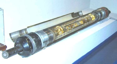 Repetidor intermedio submarino de coaxial PENCAN-I (Península-Canarias). Sumergido en serie con el cable submarino, elevaba los niveles de la señal, atenuada por los efectos de la transmisión a larga distancia, a un valor aceptable.