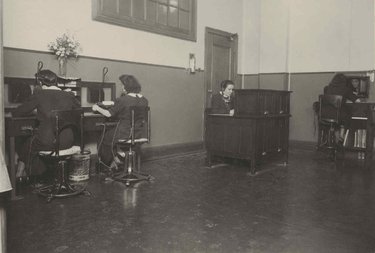 Logroño. Postales. Compañía telefónica Nacional de España. Cuadros para recepción de telefonemas, instalados en el mes de septiembre de 1930.