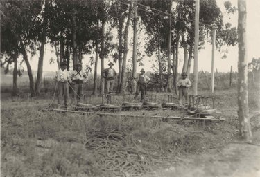 Thread-guards arranging the reels for the line between Montevideo and Colonia.