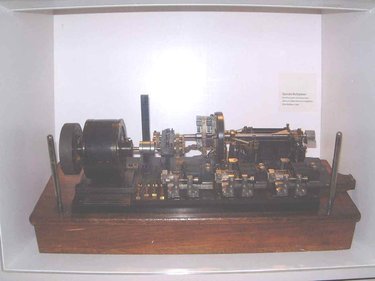 Telegraph synchronising regenerator. This apparatus carried up to four telegraphic communications simultaneously. To achieve this, it used a motor which rotated at high speed a disc on which the four channels were connected to each other at the same time, and which was used as a...