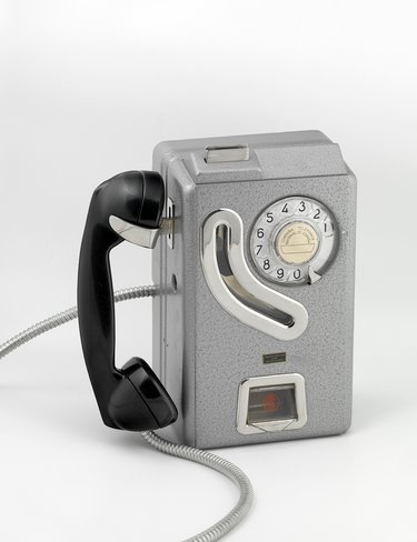 TELÉFONO PÚBLICO DE MONEDAS POPULARIZADO EN LOS AÑOS 60